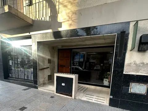 Excelente 2 ambientes al frente con balcón corrido. Totalmente amoblado, amplia cocina, lavadero, aire acondicionado, todo en excelente estado, super luminoso.
