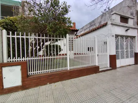 REGIA CASA – EN BUEN ESTADO – MAGNIFICO FONDO LIBRE CON PARQUE PISCINA - APTA CREDITO