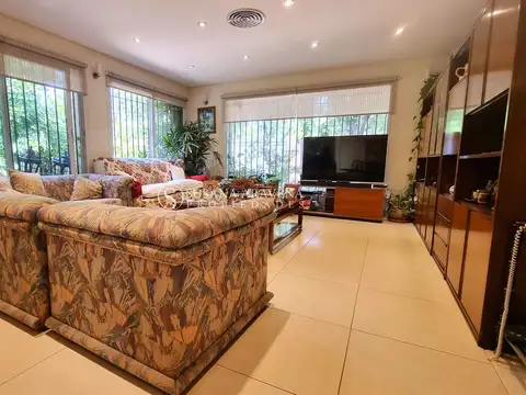 Casa 8 ambientes con 5 baños