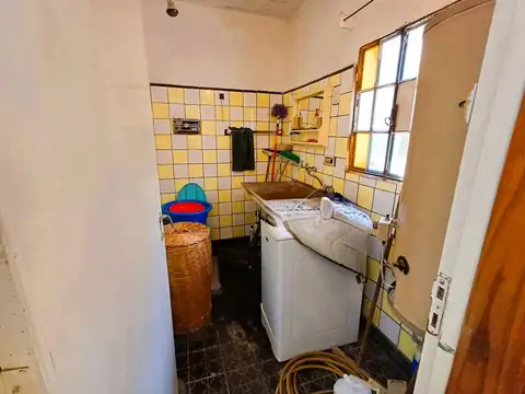 Casa 8 ambientes con 1 baño