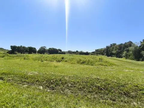 Se vende amplio terreno ideal para subdividir o lotear.  Barrio en crecimiento