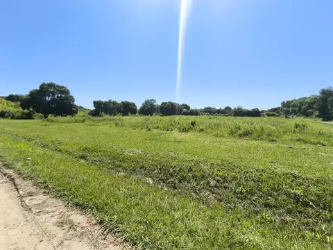 Se vende amplio terreno ideal para subdividir o lotear.  Barrio en crecimiento