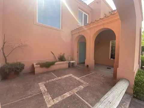 Casa 5 ambientes con 4 baños