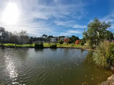 Casa en Alquiler con 2 cocheras