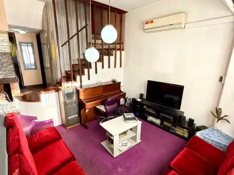 CASA LOTE PROPIO EN ESQUINA DE 205 MTS TOT, 4 AMBIENTES + ALTILLO + GARAGE Y PARRILLA, EXC. UBICACIÓN