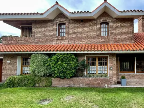 Casa en venta en Punta Gorda, 5 dormitorios, 4 baños, familia o empresa