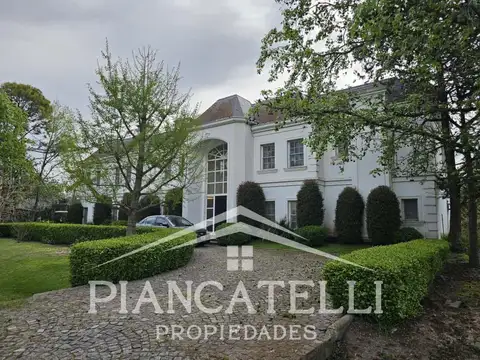 CASA EN VENTA  ESTILO NEOCLÁSICO – 4 DORMITORIOS – ASCENSOR – PISCINA – QUINCHO CERRADO – COUNTRY CL