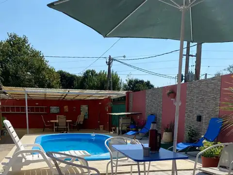 Venta de Casa 3 DORMITORIOS con quincho y pileta, entre caminos en Villa Elisa, La Plata.