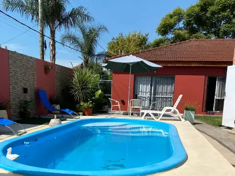 Venta de Casa 3 DORMITORIOS con quincho y pileta, entre caminos en Villa Elisa, La Plata.