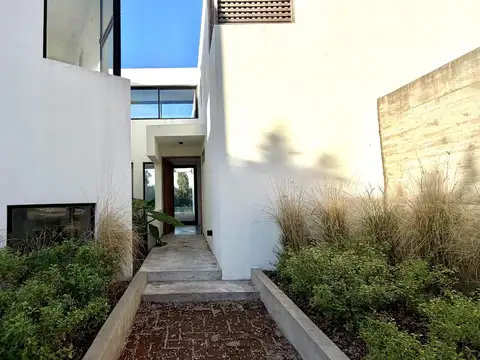 Casa 6 ambientes con 3 baños