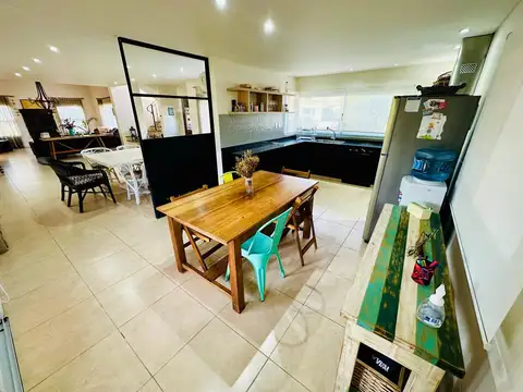 Casa 5 ambientes con 3 baños