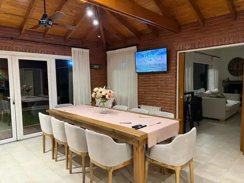 Casa en Venta con 2 cocheras