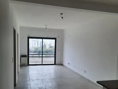 2 ambientes al frente con balcón