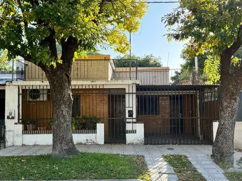 Se vende casa a refaccionar dentro de los Bvd.