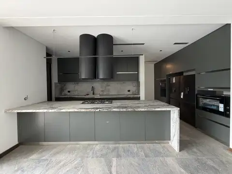 Casa 8 ambientes con 5 baños