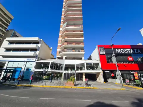 Piso 14 con Vistas Panorámicas y Cochera: Gran SemiPiso A Reciclar en Av. Pellegrini 1425