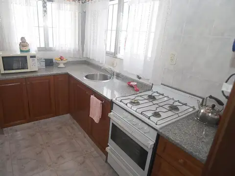 Casa 4 ambientes con 2 baños