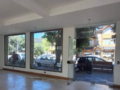 Local comercial en alquiler ubicado en  el centro de  San Martin de los Andes