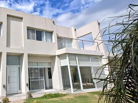 PUERTO ROLDÁN - Espectacular casa estilo minimalista - amoblada y equipada  