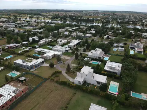 Casa en Alquiler con 2 cocheras