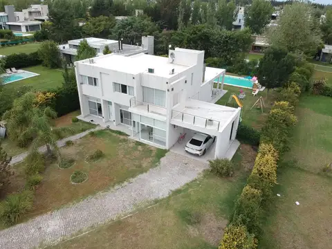 PUERTO ROLDÁN - Espectacular casa estilo minimalista - amoblada y equipada  