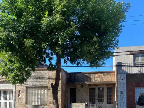 Casa con Galpón y Cochera Doble, Ideal Vivienda y Comercio