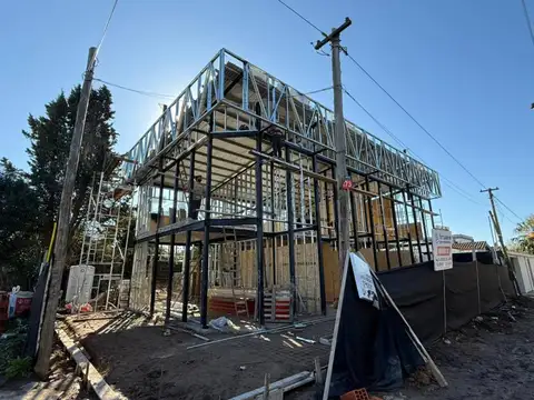 Local comercial con cochera en construccion