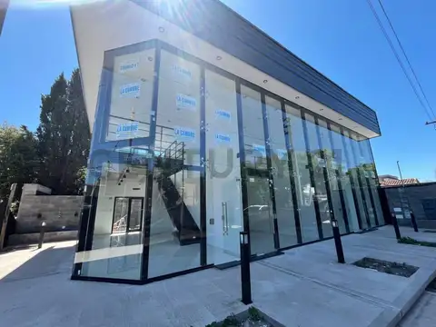 Local comercial con cochera a estrenar, en venta en Gonnet, La Plata