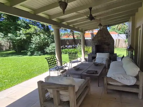 Casa en Venta con 4 cocheras