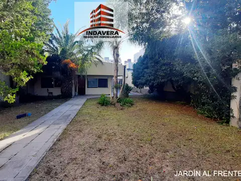 EXCELENTE CASA EN LOTE 535 m2 – CASEROS CENTRO