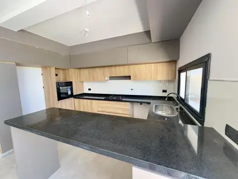 Casa 4 ambientes con 3 baños