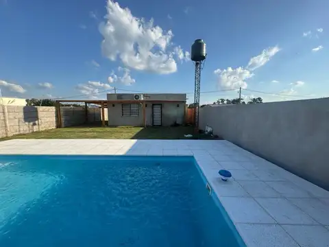 Casa sobre calle 44 con pileta