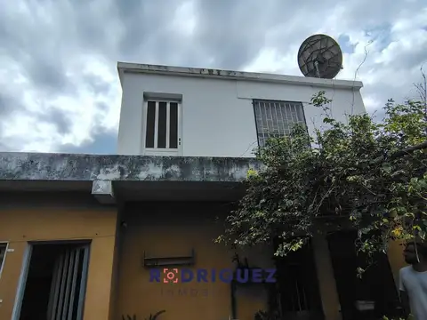 Casa de dos plantas en PH sobre Avenida comercial