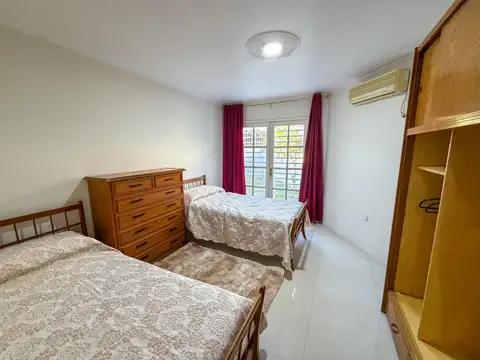 Casa en alquiler con 3 habitaciones, patio y cochera