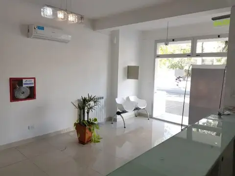 LOCAL COMERCIAL DE CATEGORÍA EN CALLE BELGRANO DE CUIDAD