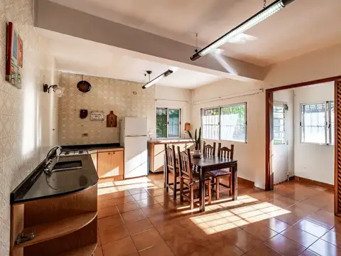 Casa 5 ambientes con 2 baños