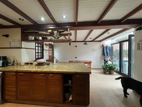 Casa 6 ambientes con 2 baños