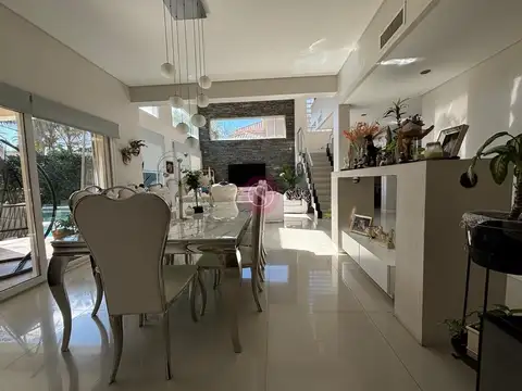 Casa en Alquiler con 1 cochera
