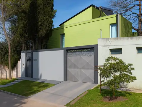 Casa 6 ambientes en Ranelagh con cochera y pileta