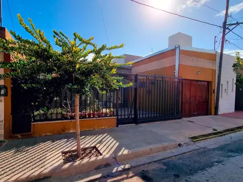Venta. Casa 3 dormitorios. San Luis, Pje. Laprida N°464