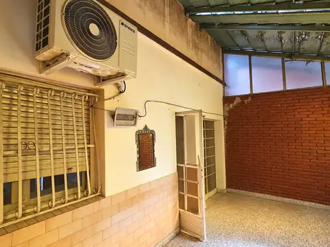 CASA SOBRE GRAN LOTE 8,66 X 60 MTS CON DOS DEPARTAMENTOS, FONDO LIBRE Y SALIDA A DOS CALLES