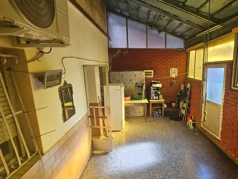 CASA SOBRE GRAN LOTE 8,66 X 60 MTS CON DOS DEPARTAMENTOS, FONDO LIBRE Y SALIDA A DOS CALLES