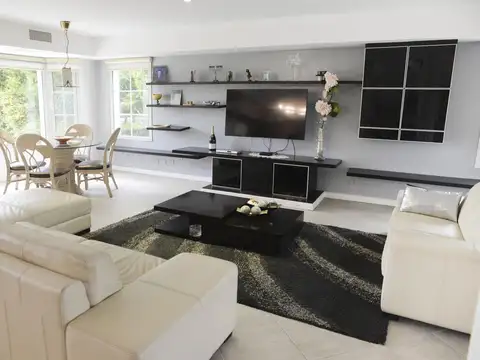 Casa en Venta con 4 cocheras