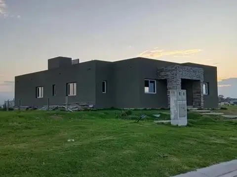 Casa en Venta con 3 cocheras