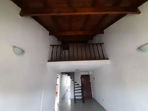 Ph 4 ambientes al frente en 1er piso por escalera