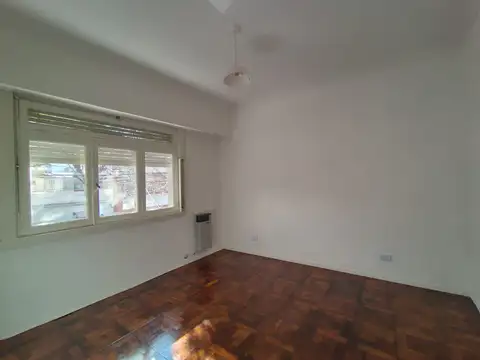 REGIO PISO UNICO CON ENTRADA INDEPENDIENTE – TOTALMENTE RECICLADO A NUEVO  A ESTRENAR – SIN EXPENSAS – PATIO Y GRAN TERRAZA PROPIA