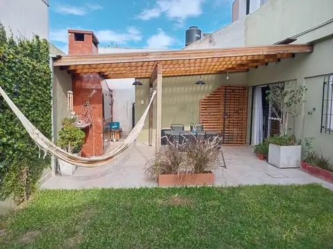 Casa 6 ambientes con 2 baños
