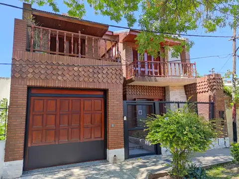 Venta casa de 2 plantas con 3 dormitorios y cochera ,patio y quincho barrio Belgrano, Rosario