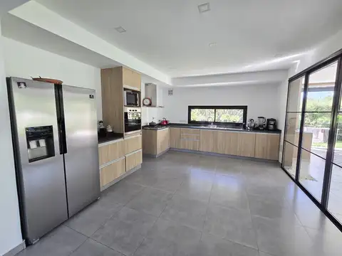 Casa 5 ambientes con 3 baños
