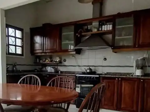 VENTA DE MARAVILLOSA CASA CON PARQUE Y PILETA 